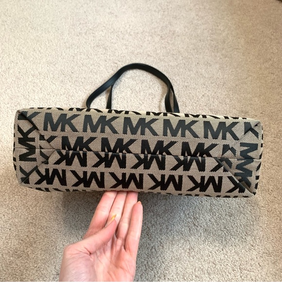 MICHAEL KORS Montauk Medium Signature Black/Brige Canvas Fabric Tote - Picture 4 of 14